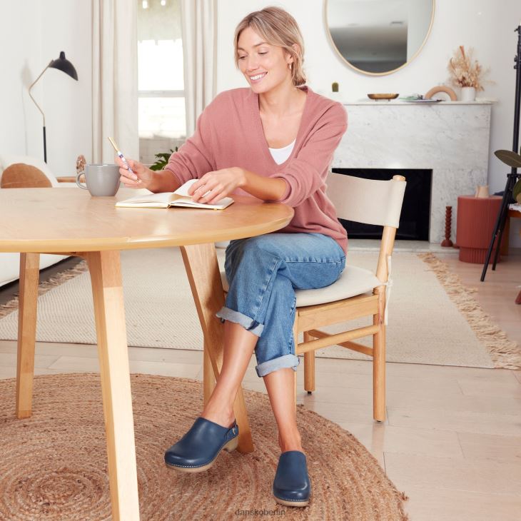 Dansko Frauen Beere Marineblau brüniertes Vollnarbenleder Pantoletten und Slipper L6BV60167