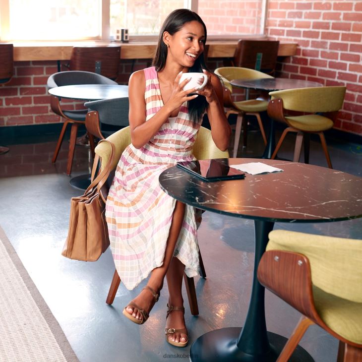 Dansko Frauen Tricia braun gefräst brüniert Sandalen L6BV60135